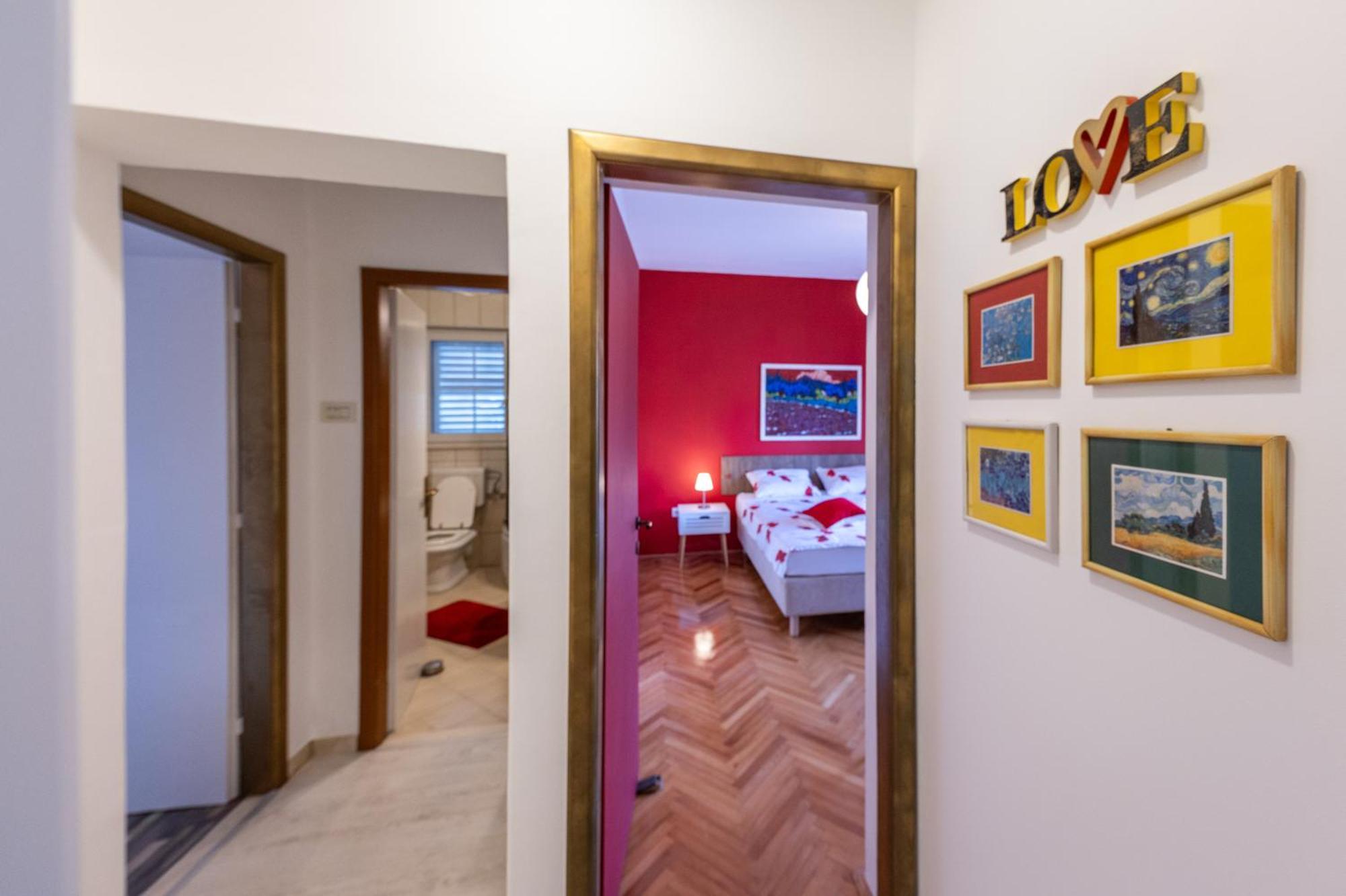 Red Apartament *