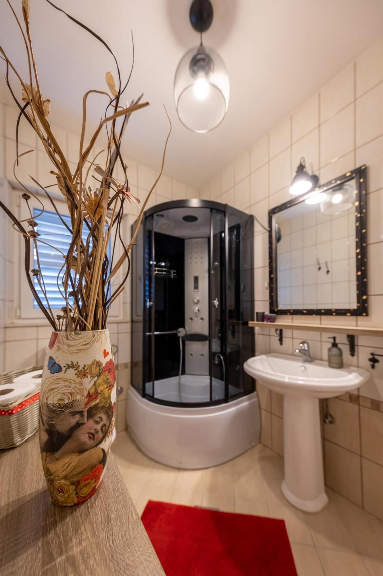 Red Apartament