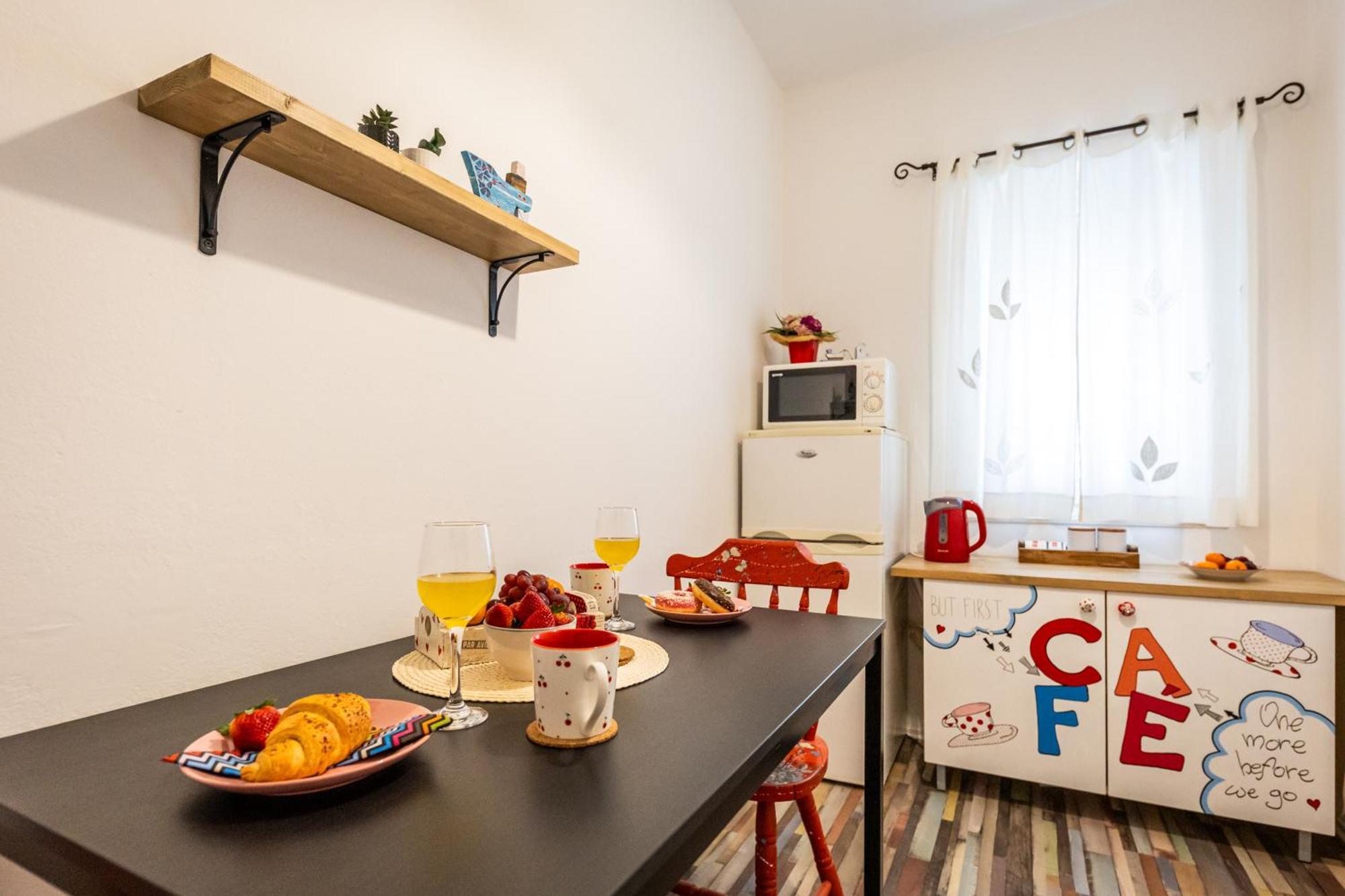 Red Apartament